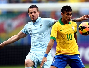 neymar brasil Debuchy frança amistoso arena do grêmio (Foto: Jefferson Bernardes / Vipcomm)