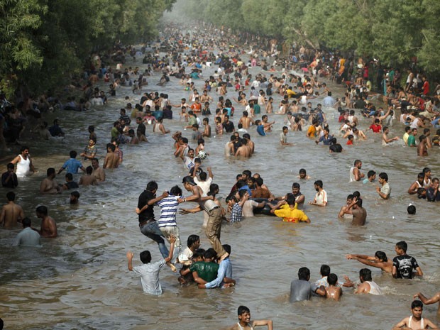 Temperatura em Lahore chegou a 43°C (Foto: Mohsin Raza/Reuters)