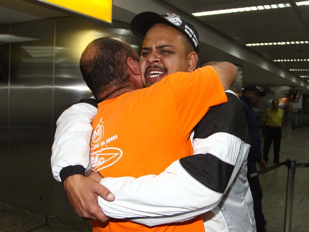 Torcedor do Corinthians se emociona ao voltar da Bolívia após cem dias preso (Foto: Marcos Bezerra/Futura Press/Estadão Conteúdo)