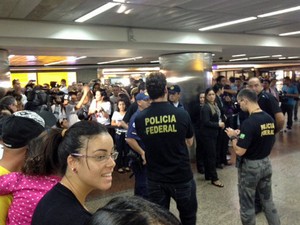 Corintianos são recebidos por familiares e amigos na tarde deste domingo (9) no Aeroporto de Cumbica (Foto: Roney Domingos/G1)