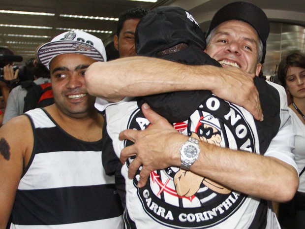 Corintianos que foram presos na Bolívia são recebidos por amigos e familiares em Cumbica (Foto: Marcos Bezerra/Futura Press/Estadão Conteúdo)