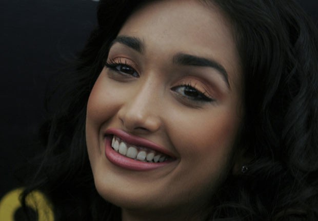 A atriz indiana Jiah Khan em 19 de dezembro de 2008 durante apresentação do filme 'Ghajini', em Bangalore (Foto: AP)