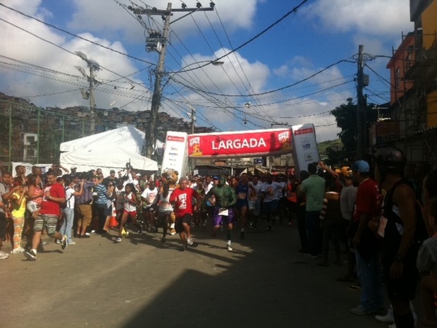 Com uma hora de atraso, às 9h foi dada a largada do 'Desafio da Paz' (Foto: Alba Valéria Mendonça/ G1)