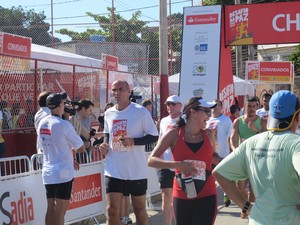 Beltrame chega ao final do Desafio da Paz (Foto: Alba Valéria Mendonça/ G1)