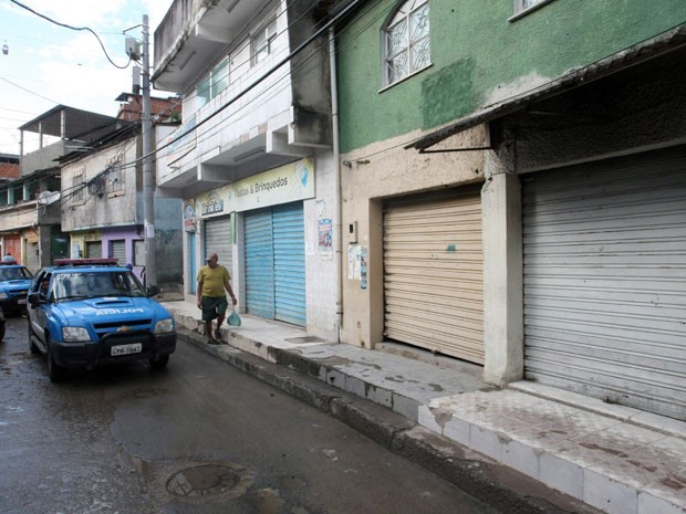 Comércio amanheceu fechado após morte de traficante na noite de quarta (22) (Foto: Guilherme Pinto / Agência O Globo)