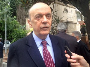 Ex-governador José Serra no enterro de Mesquita (Foto: Nathália Duarte/G1)