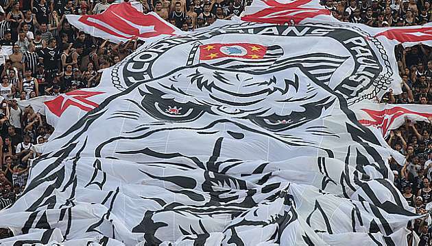 Torcida do Corinthians festeja no Morumbi