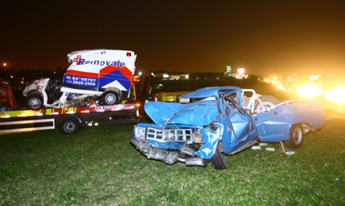 Acidente na Dutra mata dois e fere quatro em S. José. Foto: Cláudio Vieira - 290413