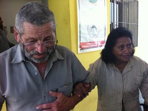 Pais da dentista chegam ao velório (Foto: Glauco Araújo/G1)