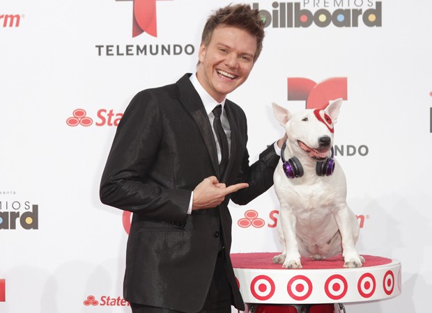 Michel Teló com o mascote bull terrier do 'Billboard Latin Music Awards' (Foto: John Parra / Getty Images North America / AFP)