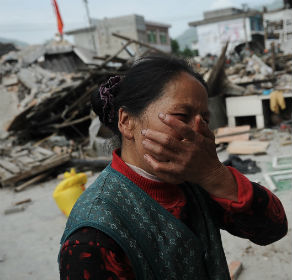 Chinesa entrou em estado de choque ao ver sua casa destruída pelo terremoto - AP