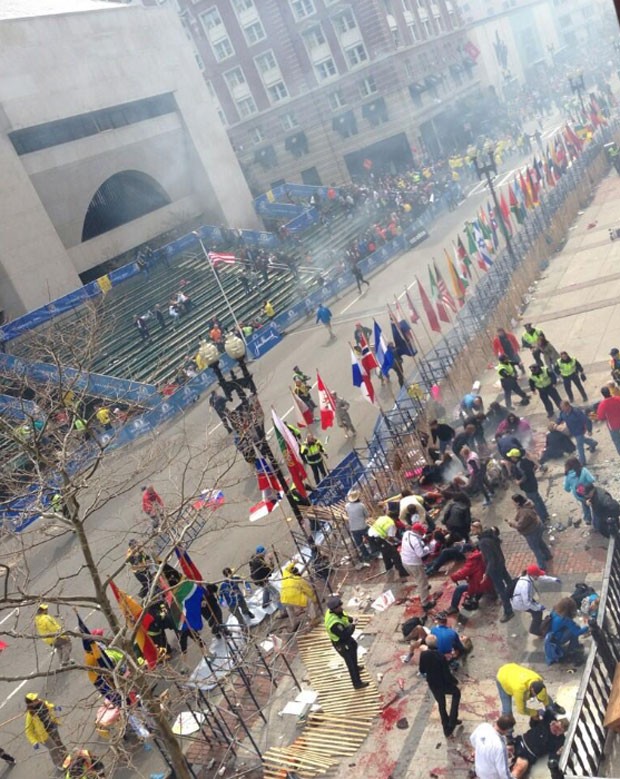 Foto mostra pessoas feridas após explosões na Maratona de Boston (Foto: Reprodução/Twitter/ Tyler Wakstein)