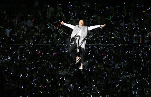 O cantor sul-coreano Psy, no show em que lançou "Gentleman", novo single após o megasucesso "Gangnan Style" (Foto: Lee Jae Won/Reuters)