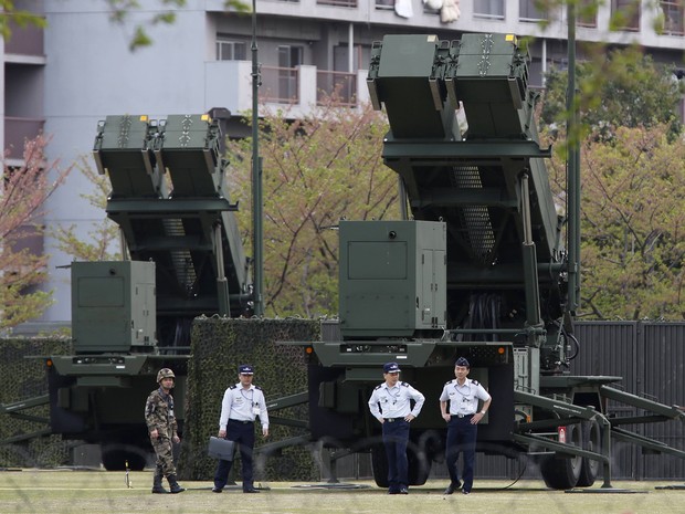 Soldados japoneses em frente ao sistema de detecção de mísseis instalado em Tóqui, no Japão. País se prepara para possível ameaça da Coreia do Norte. (Foto: Issei Kato/Reuters)