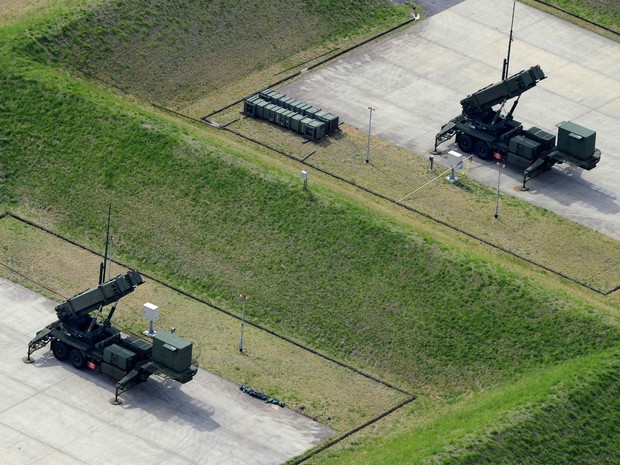 Imagem aérea mostra as unidades Patriot Advanced Capability-3 (PAC-3), o sistema de interceptação de mísseis do Japão, instalados frente a ameaças da Coreia do Norte. (Foto: Kyodo/Reuters)