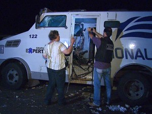 Perícia analisa carro-forte que teve porta destruída por bomba durante assalto em Araras (Foto: Ely Venâncio/EPTV)