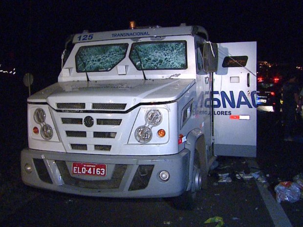 Estragos em carro-forte alvo de quadrilha na Rodovia Anhanguera em Araras (Foto: Ely Venâncio/EPTV)