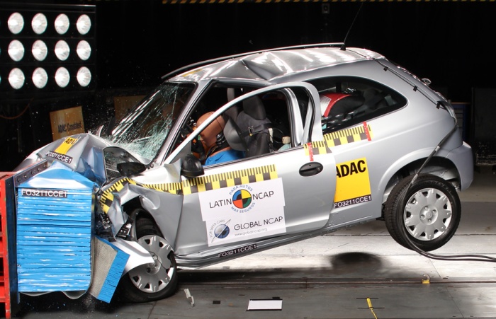 Um dos primeiros a ser testados pelo LatinNCAP, o Chevrolet Celta ganhou apenas uma estrela para a proteção aos ocupantes do banco dianteiro ? a nota máxim...