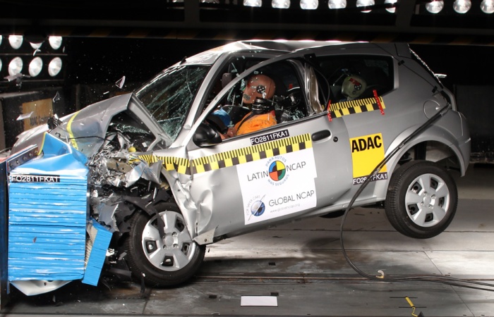 A descrição do teste do Ford Ka é impressionante: "No impacto frontal, a cabeça e o peito dos passageiros bateram no volante e o aro foi arrancado da colun...