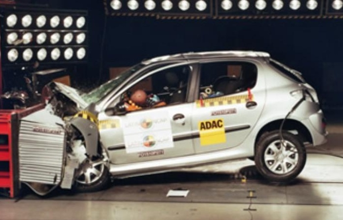 A nota do Peugeot 207 foi um pouco melhor em relação à outros concorrentes, mas ficou apenas com uma estrela. A justificativa da nota pelo LatinNCAP é enfá...