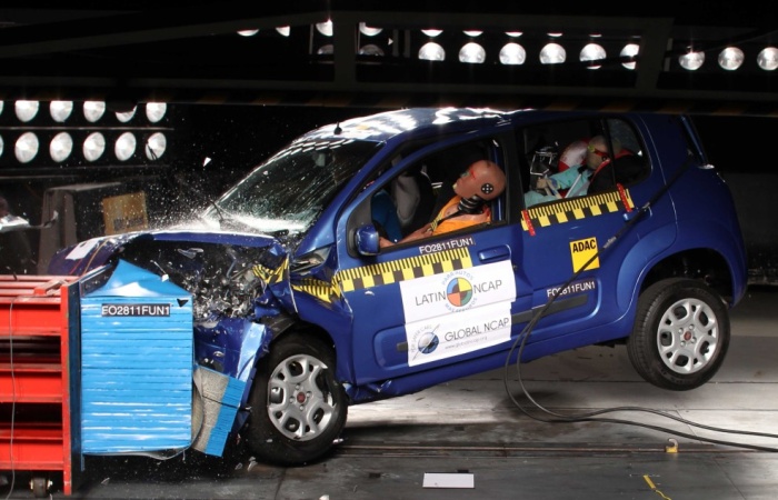 Por ser um projeto atual o novo Fiat Uno decepcionou nos testes, ganhando apenas uma estrela. É verdade que a versão testada não tinha airbag ? o equipamen...