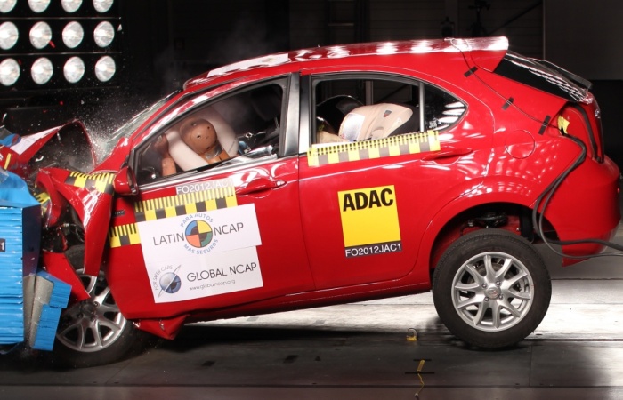 O que mais chamou a atenção na péssima nota de uma estrela para o JAC J3 é que o modelo testado era equipado com airbag duplo. O sistema, porém, não impedi...