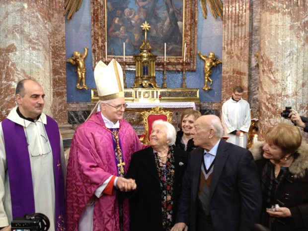 Dom Odilo cumprimenta os italianos Carmine e Maria Persighetti, de 89 anos, que completaram 70 anos de casados (Foto: Juliana Cardilli/G1)