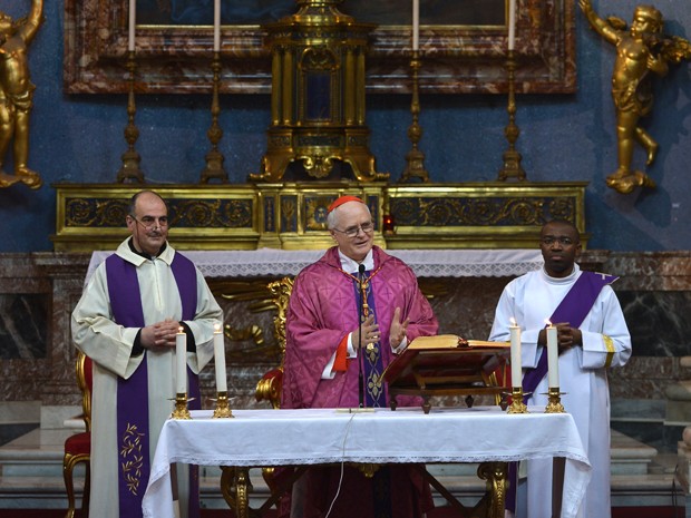 Brasileiro Dom Odilo Scherer (cento) reza missa em Roma neste domingo (10) (Foto: Gabriel Bouys/AFP)