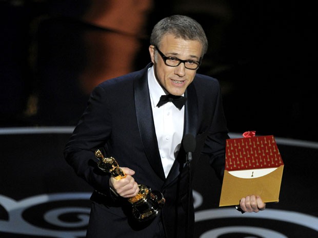 O ator Christoph Waltz agradece o Oscar de melhor ator coadjuvante vencido no Oscar 2013 por 'Django livro' (Foto: Chris Pizzello/Invision/AP)