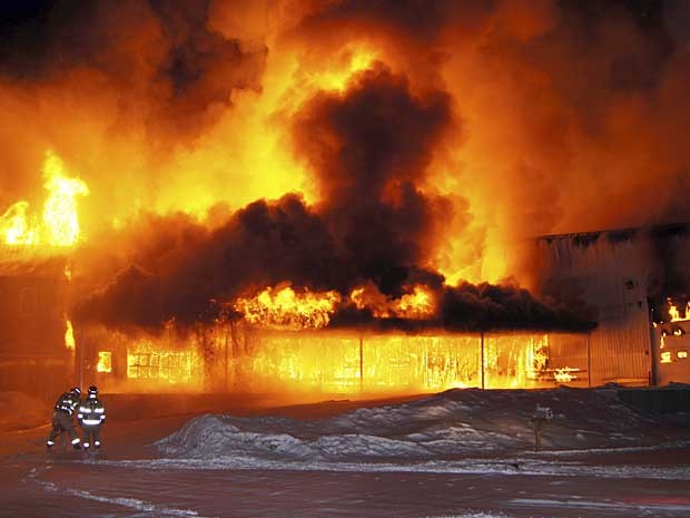 Combate às chamas em restaurante em Kansas City se complica por causa de explosões secundárias. (Foto: Chuck Blaquière / AP Photo)