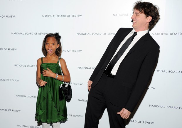 Quvenzhane Wallis e o diretor Benh Zeitlin em evento no dia 8 de janeiro, em Nova York. (Foto: Evan Agostini/Invision/AP)