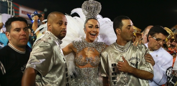 9.fev.2013 - Sabrina Sato no desfile da escola Gaviões da Fiel no Sambódromo do Anhembi, em São Paulo 