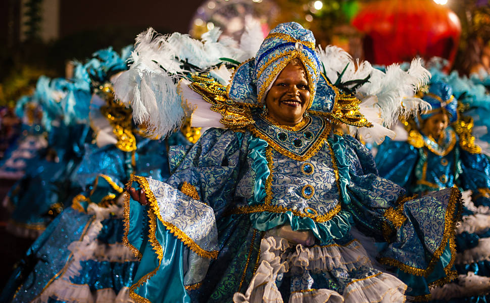 Na concentração, passistas da escola de samba Nenê de Vila Matilde se preparam para desfile no Anhembi, em São Paulo