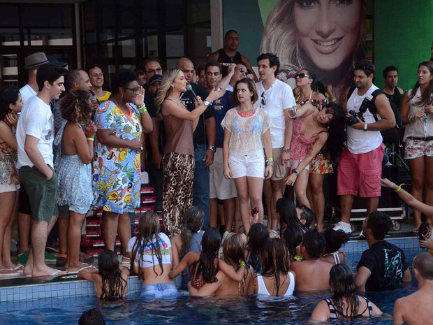 Claudia e fãs em hotel de Salvador (Foto: Renato Rios/G1)