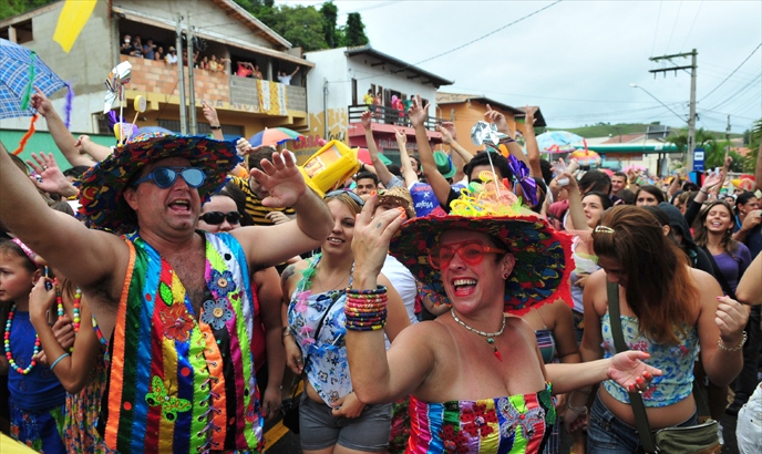 Foliões fazem a festa com o bloco Juca Teles, em S. Luís do Paraitinga. Foto: Claudio Capucho