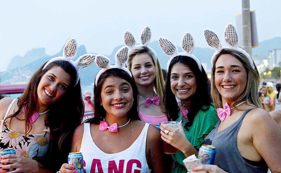 Garotas fantasiadas de coelhinhas no bloco Vem ni mim que sou facinha, na praia do Arpoador, Rio de Janeiro Veja especial do carnaval 2013