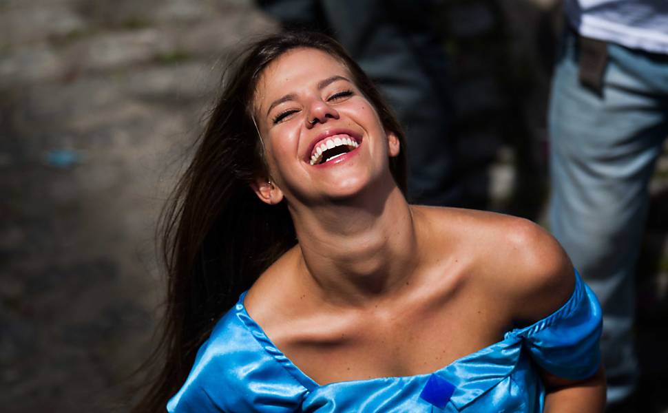 Garota se diverte durante o bloco das Carmelitas em Santa Tereza, Rio de Janeiro Veja especial do carnaval 2013