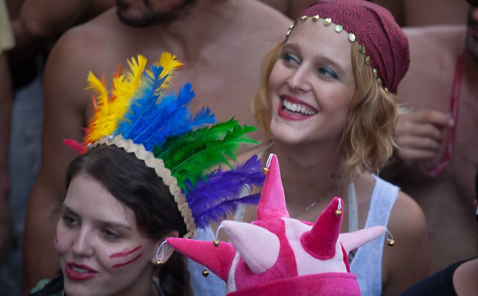 Garotas se divertem no bloco das Carmelitas em Santa Tereza, Rio de Janeiro Veja especial do carnaval 2013