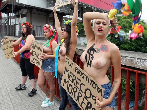 Ativistas do grupo feminista Femen Brasil protestam no bairro da Liberdade, no centro da capital, nesta quinta-feira (31), contra os assassinatos em série ocorridos na zona leste de São Paulo. Eduardo Sebastião do Patrocínio, de 42 anos, foi detido no último dia 24, sob suspeita de ter matado pelo menos cinco mulheres. A polícia investiga um sexto caso. (Foto: Nilton Fukuda/Estadão Conteúdo)