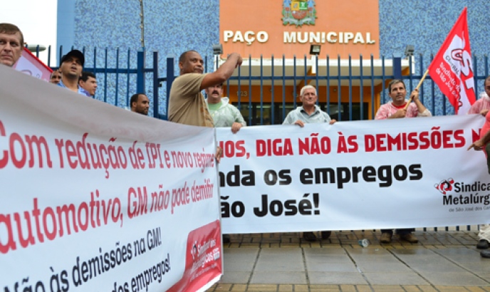 Funcionários da GM protestaram nas ruas de São José nesta quinta-feira. Foto: Marcelo Caltabiano