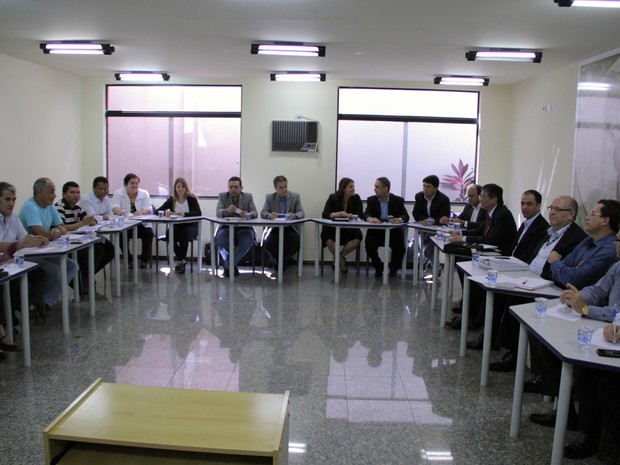 11ª reunião de negociação sobre a crise da GM tem início em São José (Foto: Carlos Santos/G1)