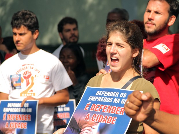 Do lado de fora, manifestantes protestam pela manutenção dos empregos na montadora. (Foto: Carlos Santos/G1)