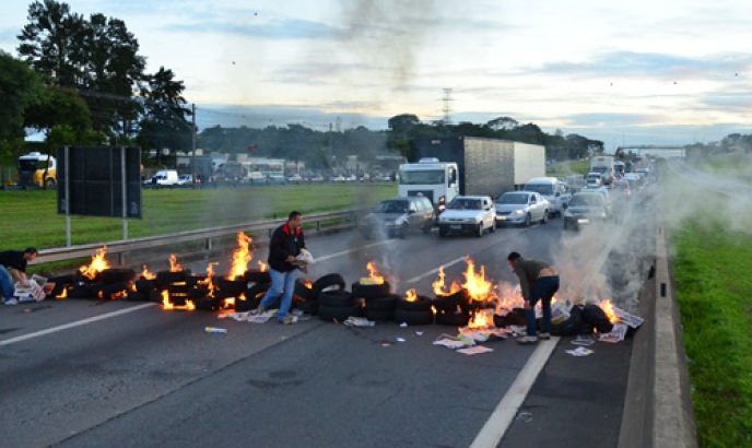 Operários da GM queimam pneus na Dutra contra a ameaça de demissões.Foto:Marcelo Caltabiano/OVALE