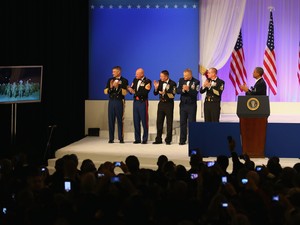 Obama conversa por videoconferência com soldados americanos em Kandahar, no Afeganistão, durante a festa inaugural do seu segundo mandato à frente dos Estados Unidos. (Foto: AFP)