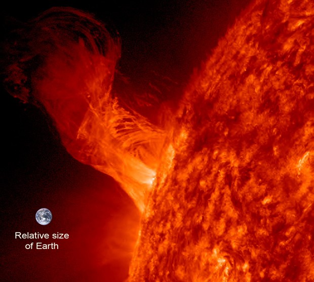 Erupção solar ocorrida em 31 de dezembro de 2012 teve um tamanho 20 vezes maior que o da Terra (Foto: NASA/SDO/Steele Hill)