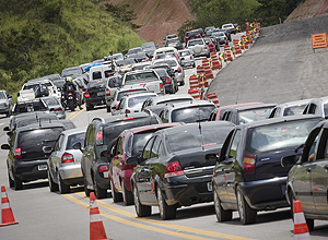 Rodovia dos Tamoios tem trânsito lento<BR> no sentido São Paulo; volta do feriado provoca filas em estradas litorâneas