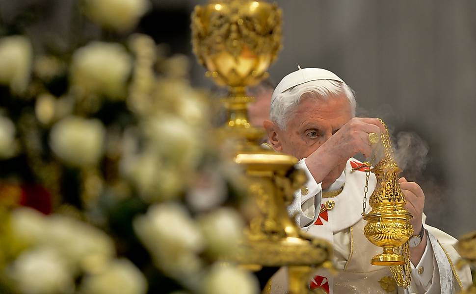 Papa Bento 16 celebra missa na basílica do Vaticano