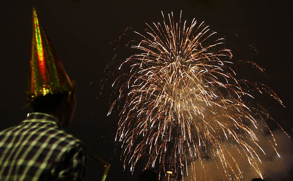 Homem observa fogos de artifício em Petaling Jaya, cidade perto de Kuala Lumpur, na Malásia