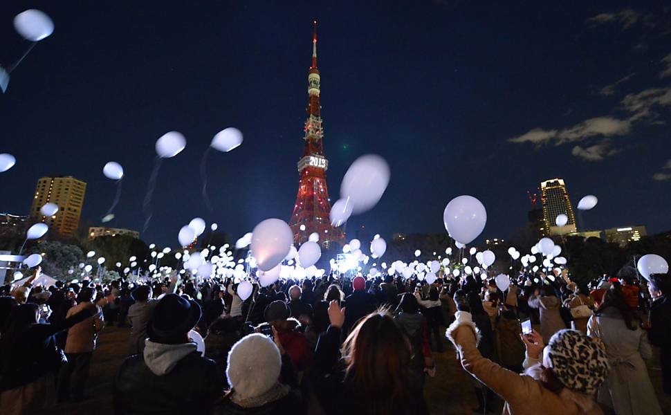 População solta balões brancos simbolizando a paz em Tóquio, no Japão