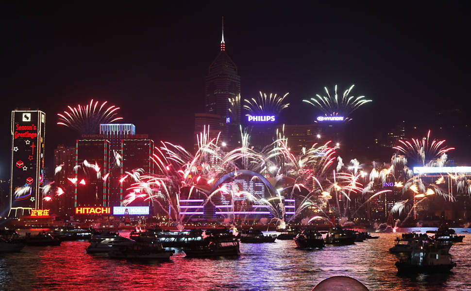 Fogos de artifício iluminam o porto Victoria em Hong Kong durante a celebração da chegada do ano de 2013